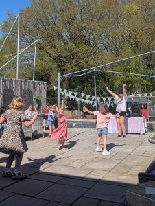 Taylor Swift impersonator entertaining children at Garden Kin