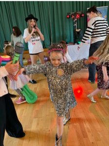 Children at a Taylor swift themed party