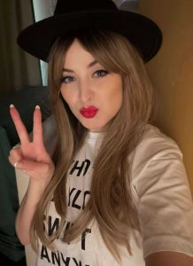 Picture showing a Taylor Swift Impersonator wearing the Taylor Swift 22 outfit