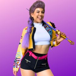 LADY DRESSED AS RUMI FROM DEMON HUNTERS